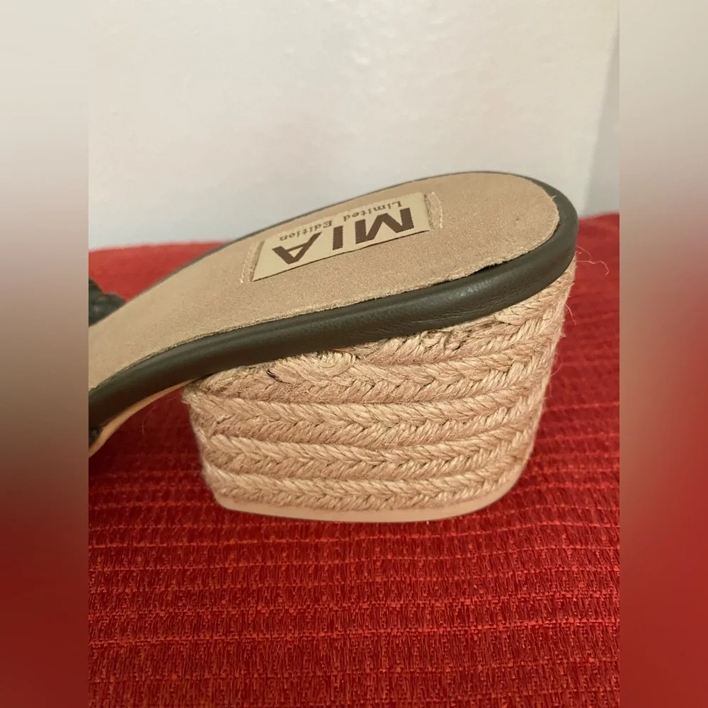 NWT....MIA Women's Limited Edition khaki Espadrille Sandals